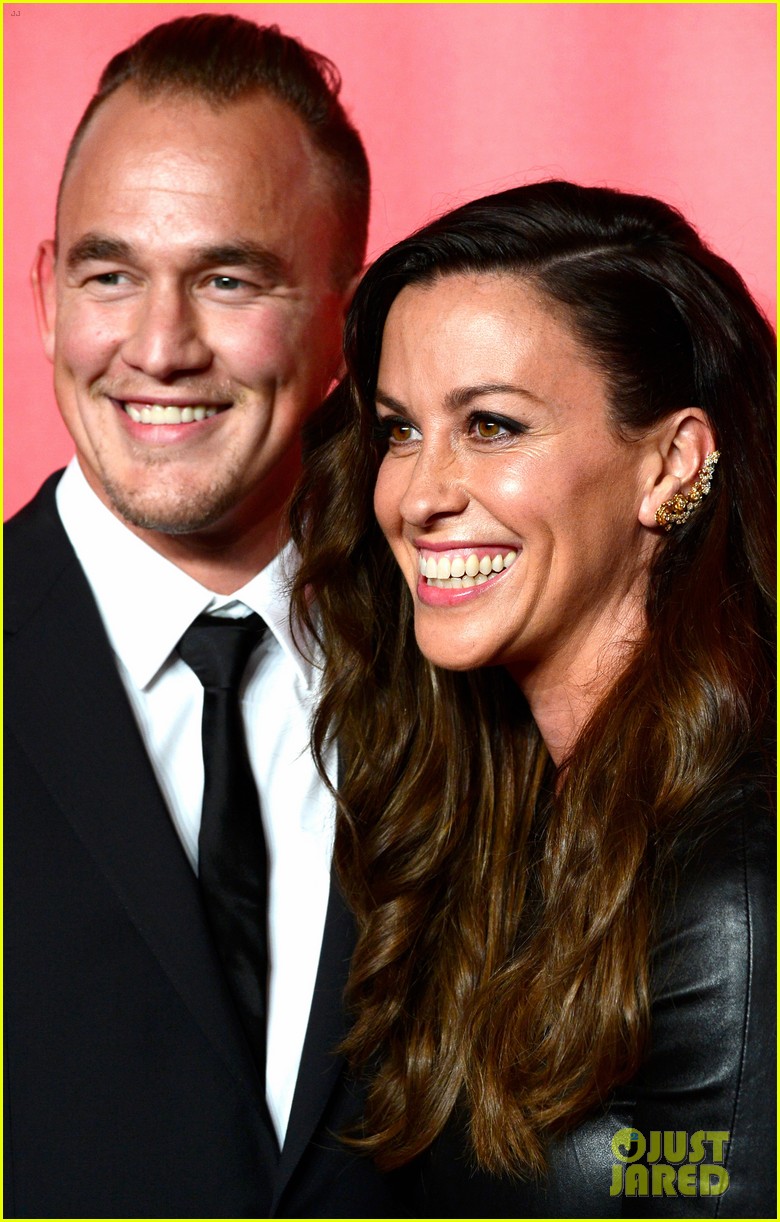 alanis morissette pregnant with second child 023576095