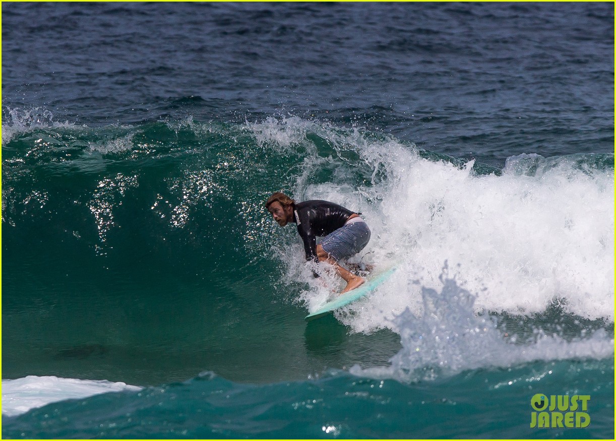 simon baker goes scruffy while catching waves in sydney 063577155