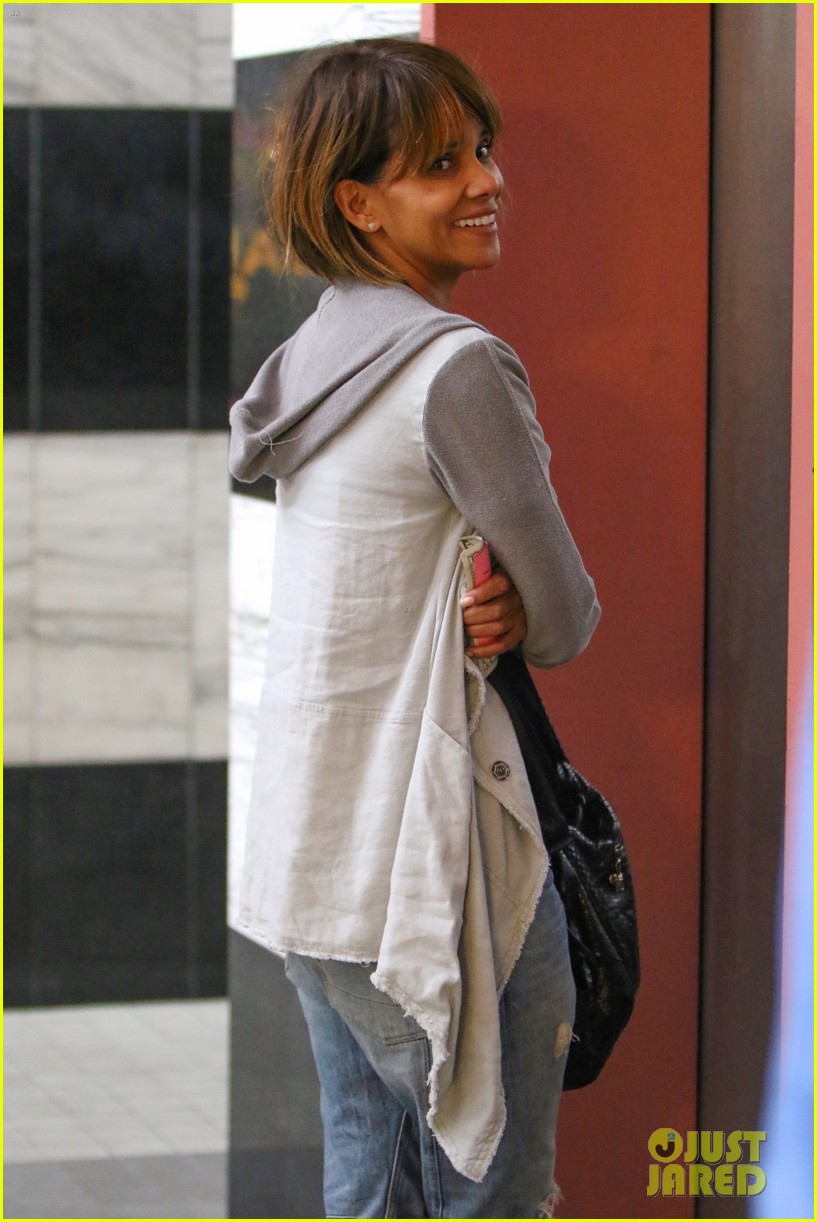 halle berry jewelry shopping 17