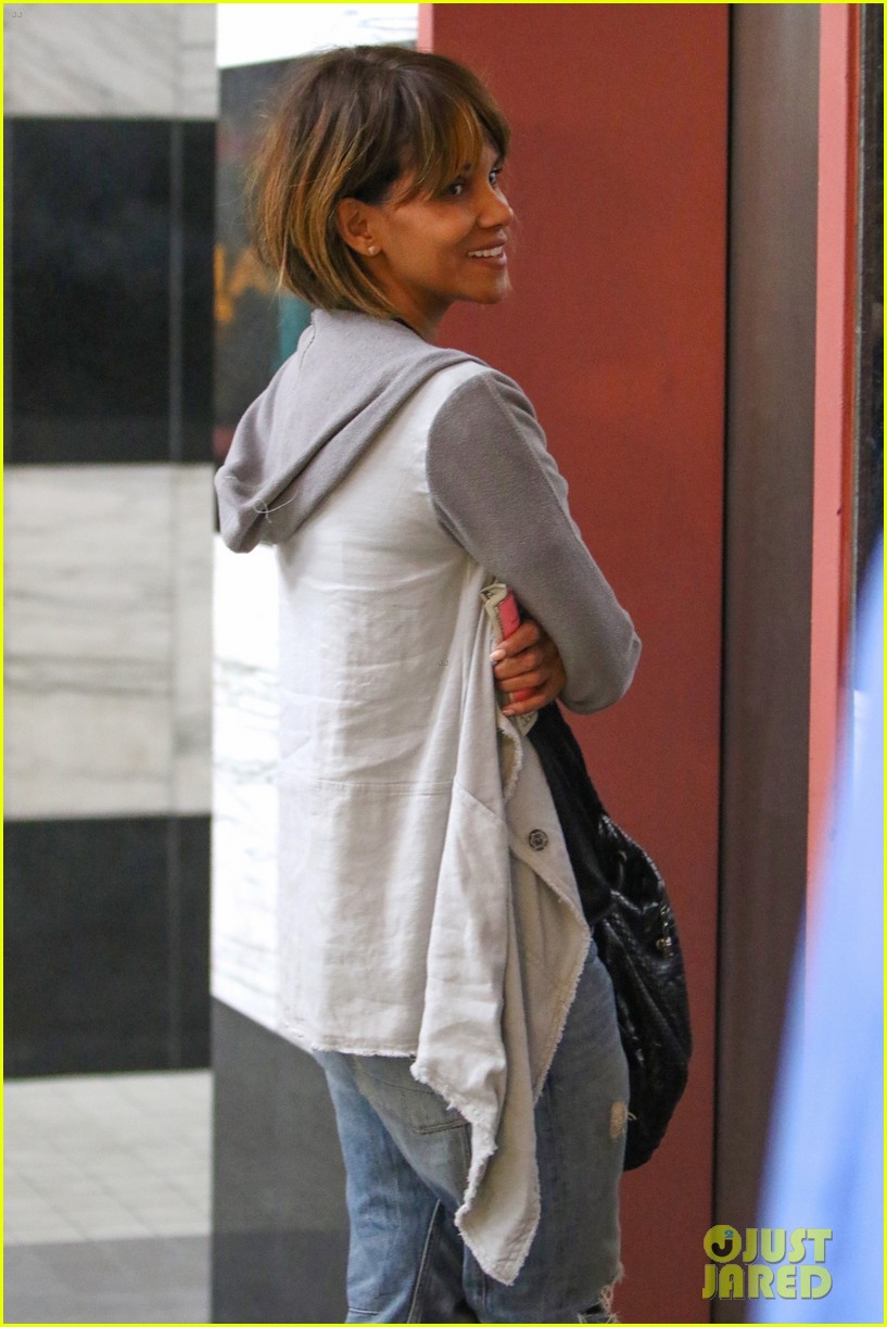 halle berry jewelry shopping 193582683