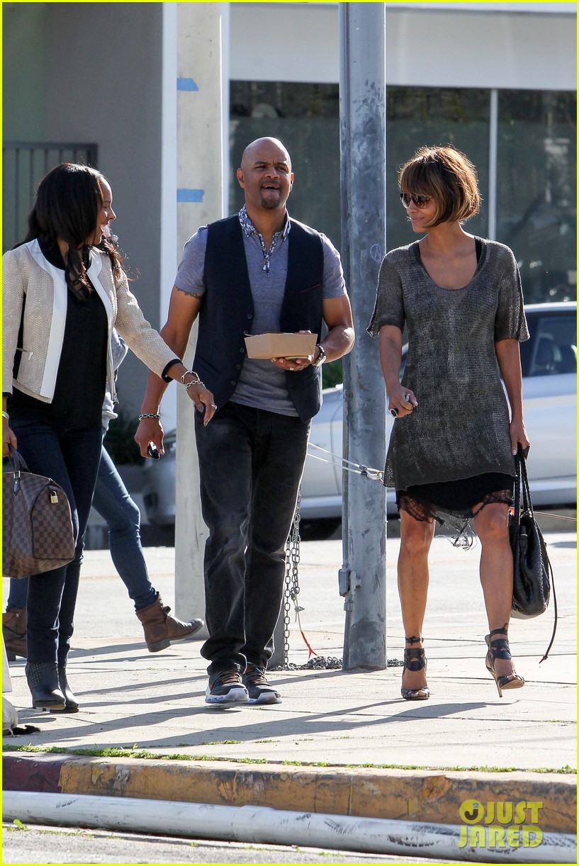 halle berry all smiles lunch with friends 153587501