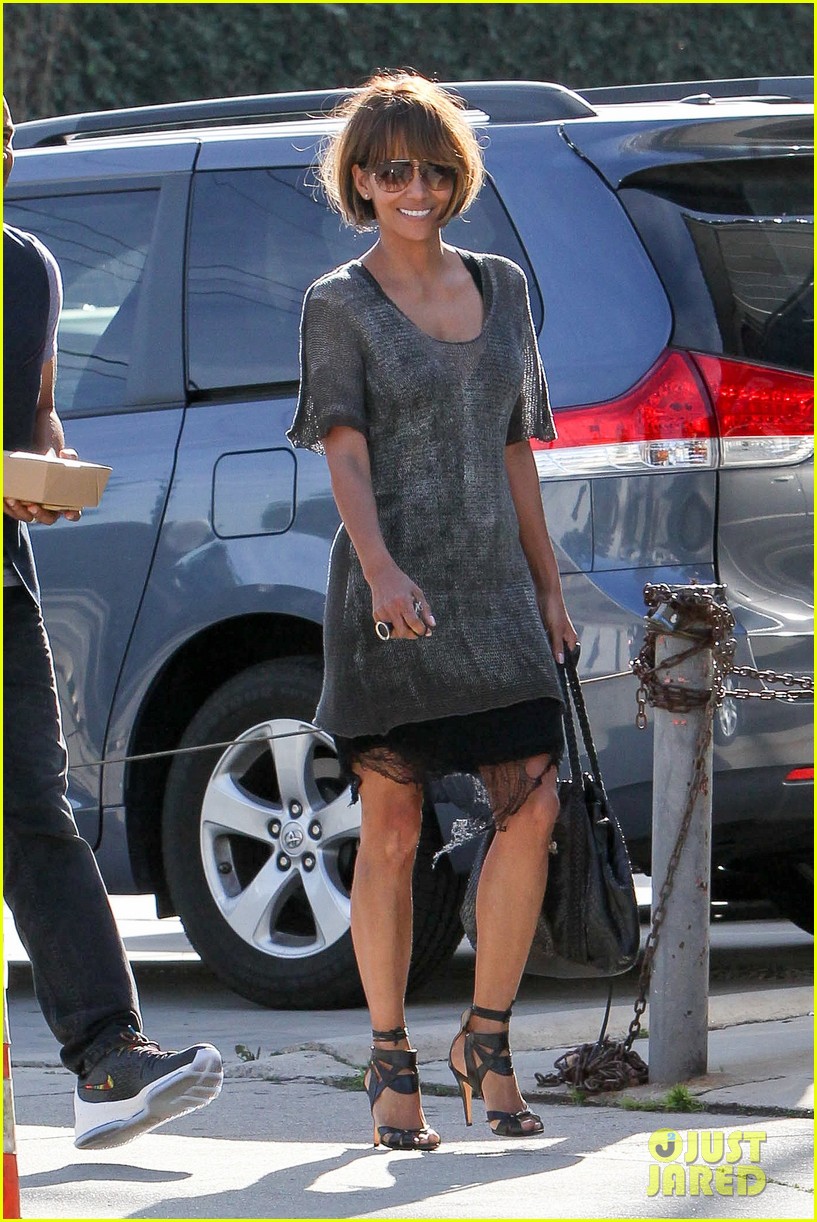 halle berry all smiles lunch with friends 26