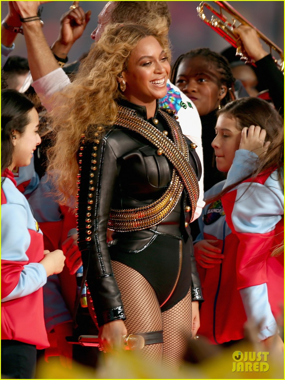 beyonce almost falls during super bowl performance 043571944