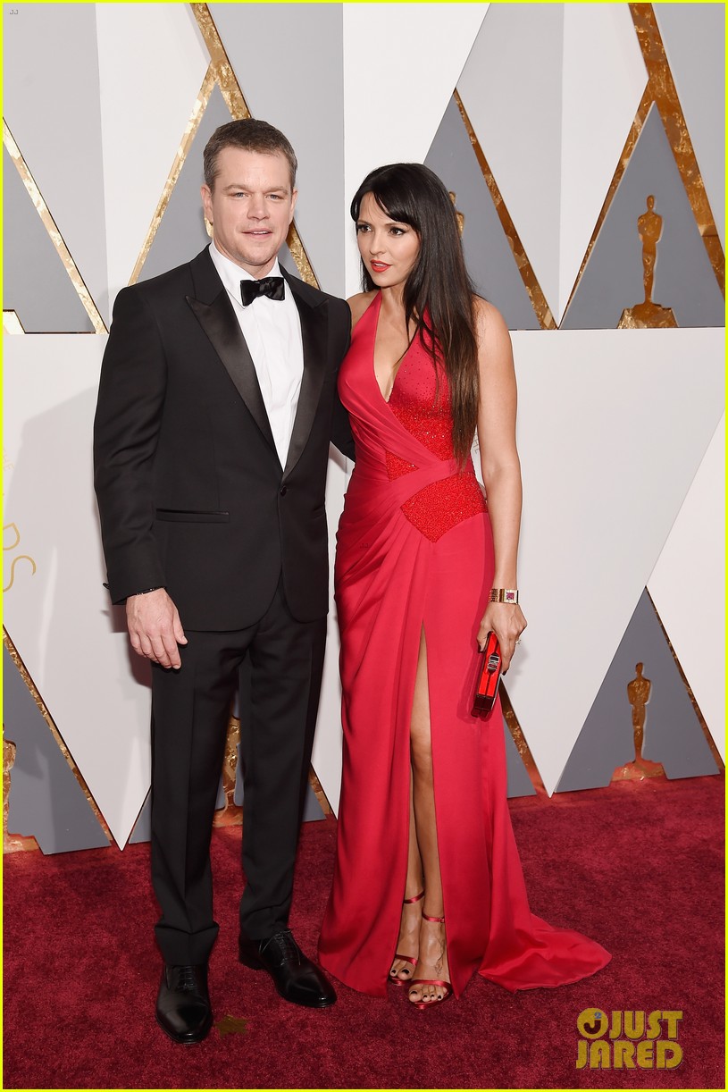 Matt Damon Poses With Wife Luciana on Oscars 2016 Carpet Photo 3592093(02)