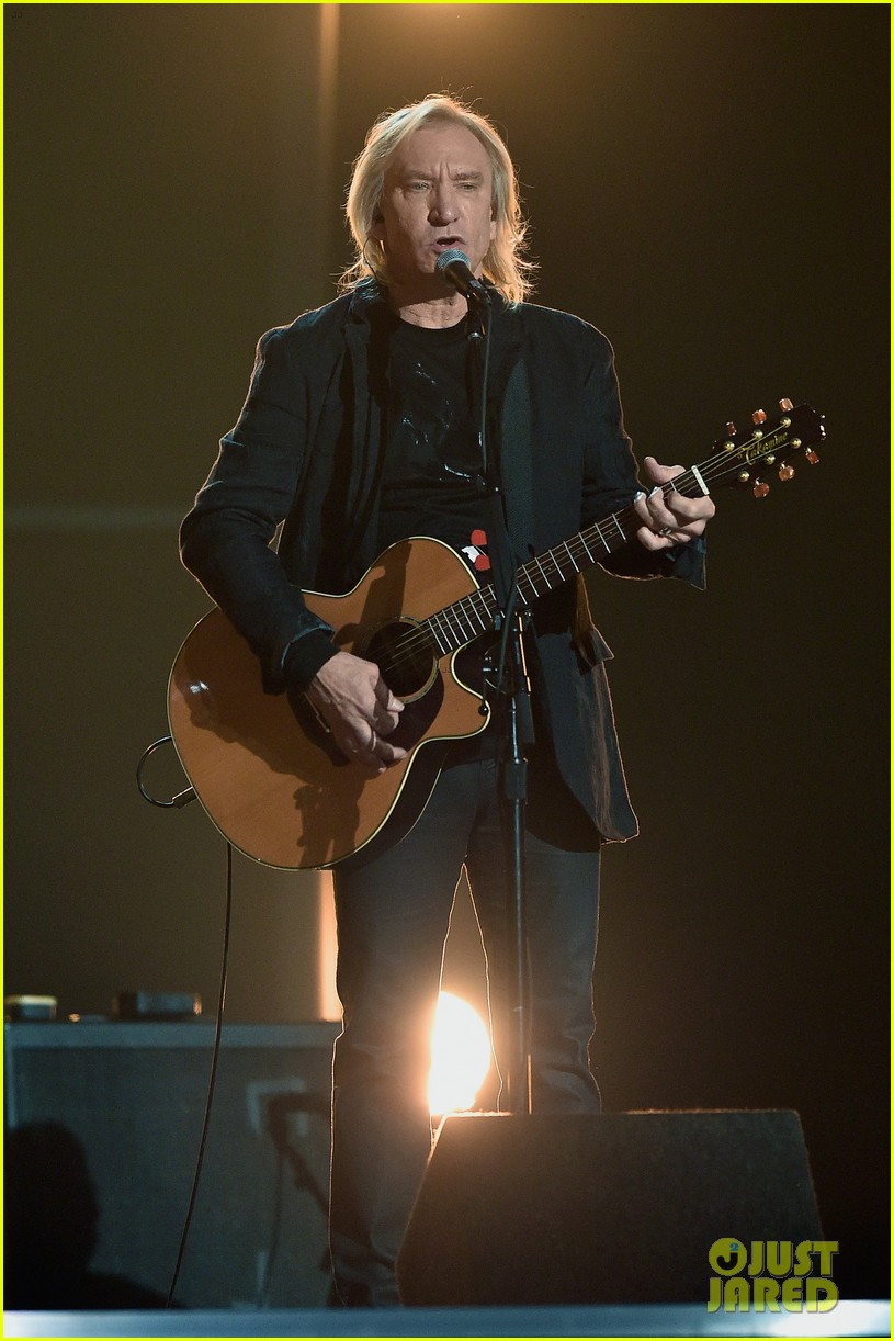 The Eagles Pay Tribute to Glenn Frey at Grammys 2016 With 'Take It Easy