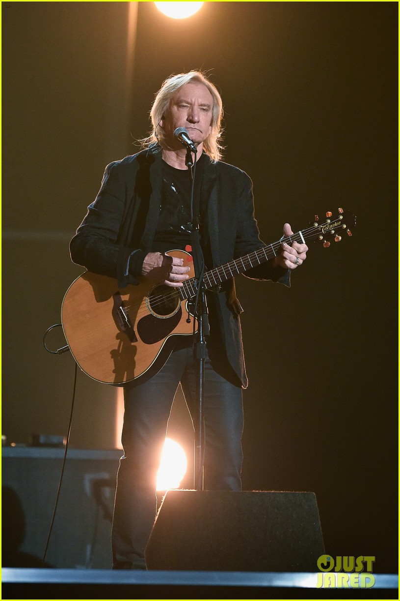 The Eagles Pay Tribute to Glenn Frey at Grammys 2016 With 'Take It Easy