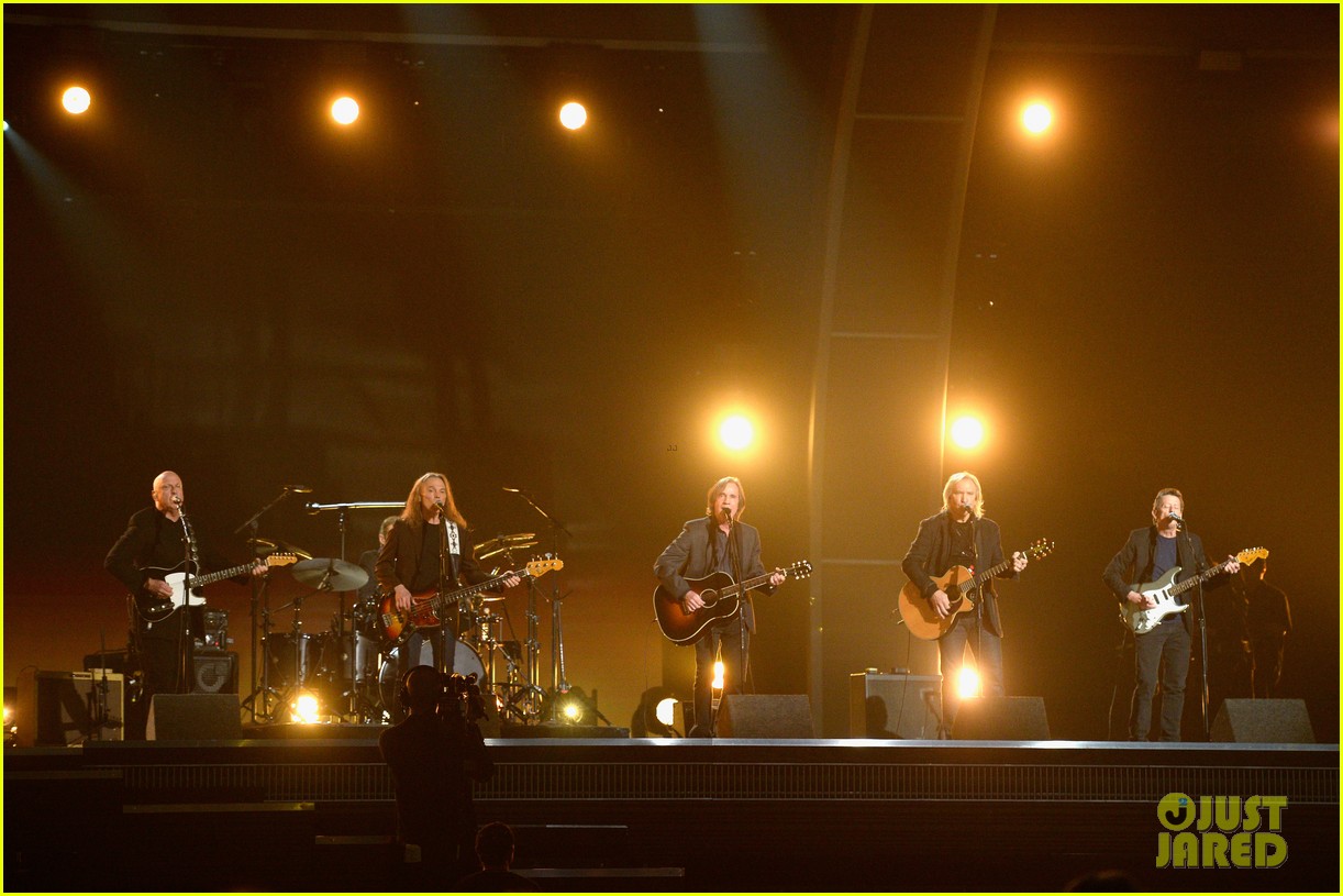 The Eagles Pay Tribute to Glenn Frey at Grammys 2016 With 'Take It Easy