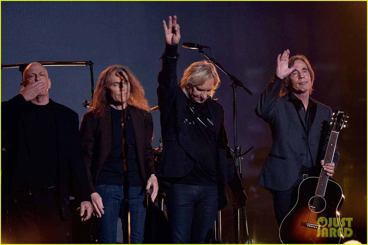 The Eagles Pay Tribute to Glenn Frey at Grammys 2016 With 'Take It Easy(01)