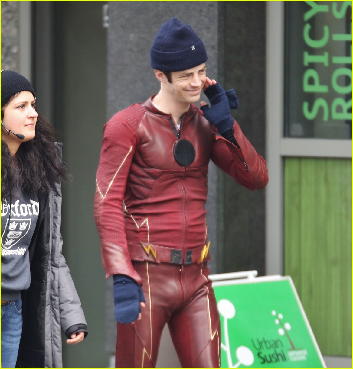 grant gustin hares first photos fro supergirls crossover 043574324