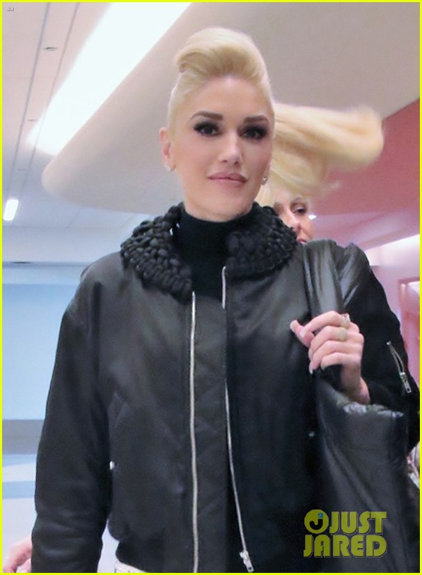 gwen stefani poes with=tabloid on her twitter 01