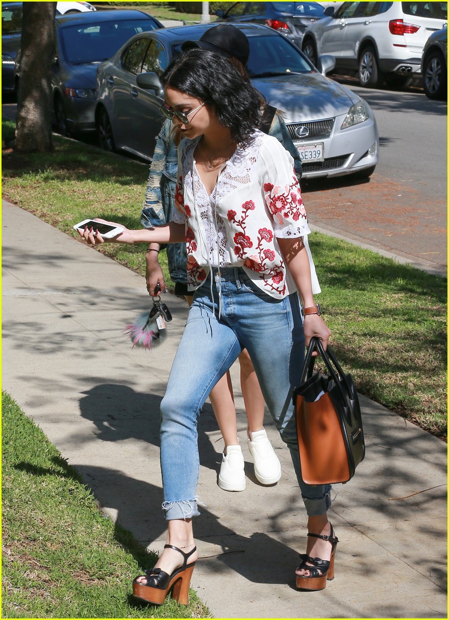 vanessa hudgens hangs out with ashley tisdale 18