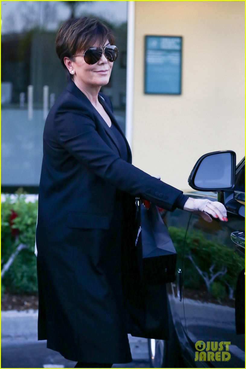 kris jenner steps out with bandaged hand after surgery 02