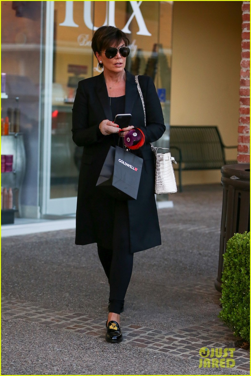 kris jenner steps out with bandaged hand after surgery 113588938