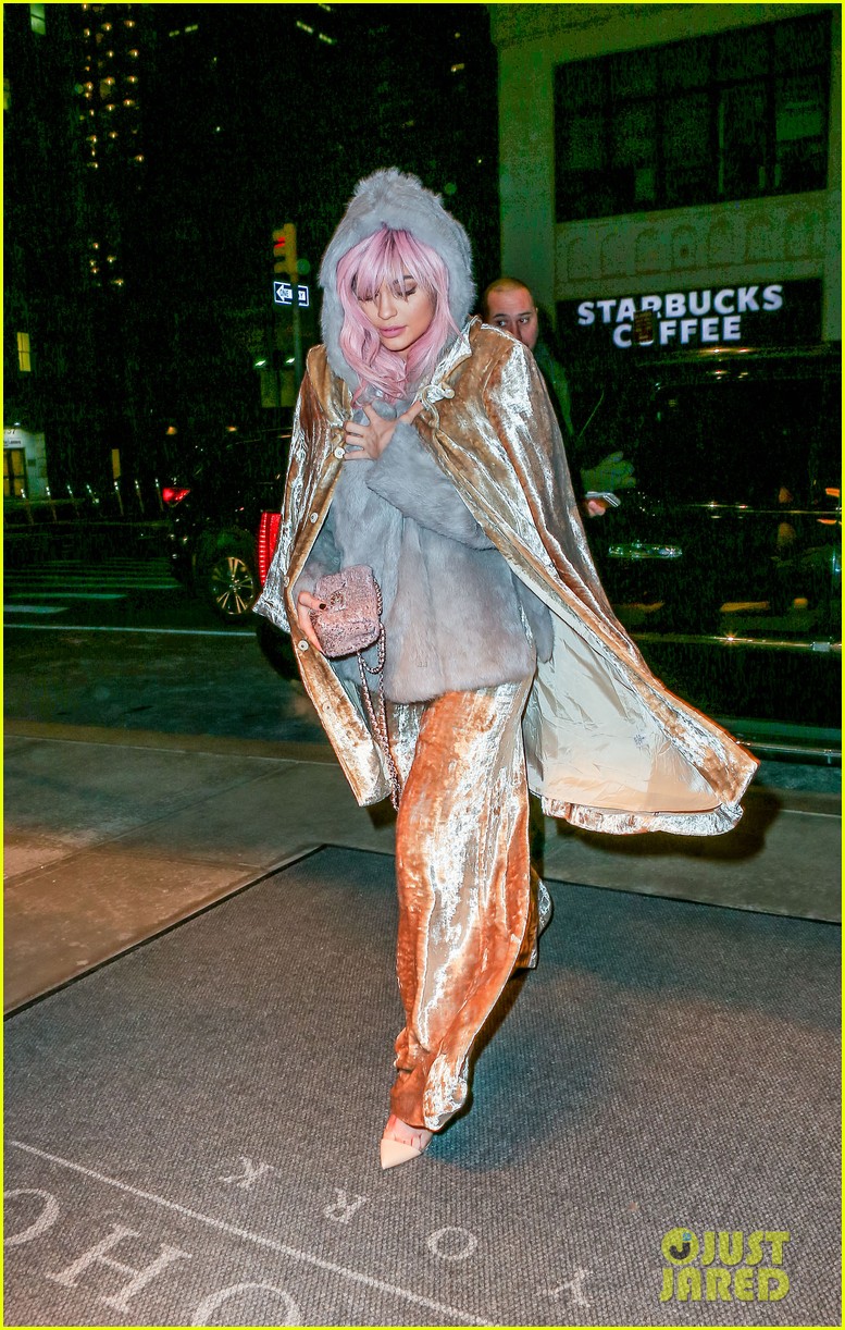 kylie jenner gold outfit pink hair perfect valentines 203579075