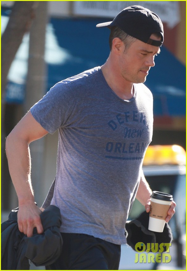 josh dulhamel grabs coffee after sweat session 04