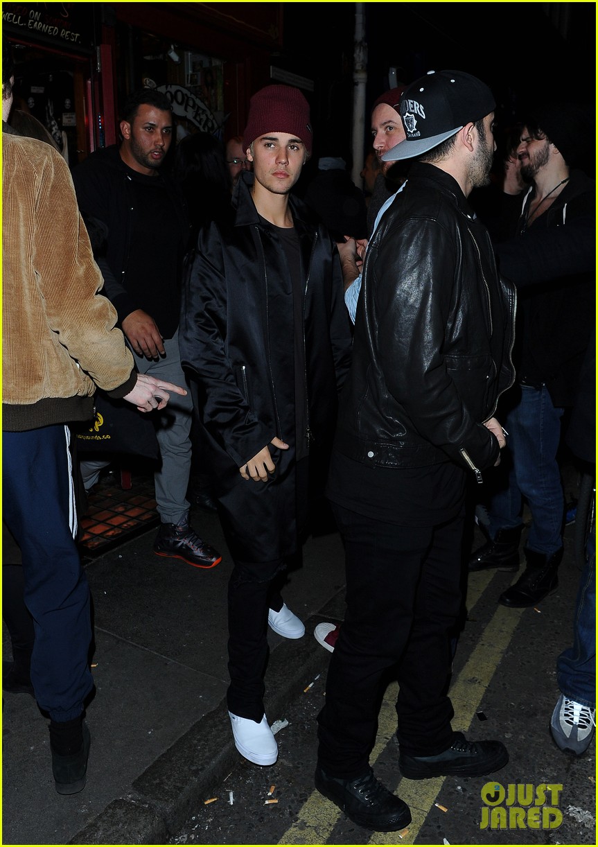 justin bieber greets fans outside club 013588250