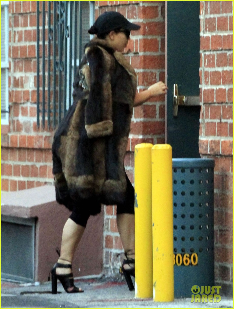 kim kardashian steps out in fur for spa time 08