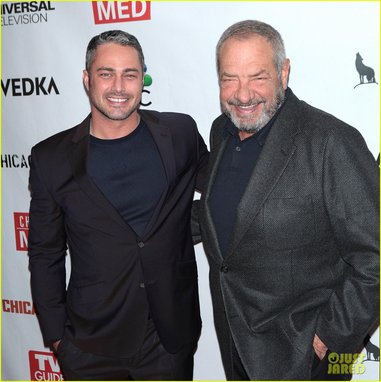 taylor kinney suits up for tvguide party 033572767