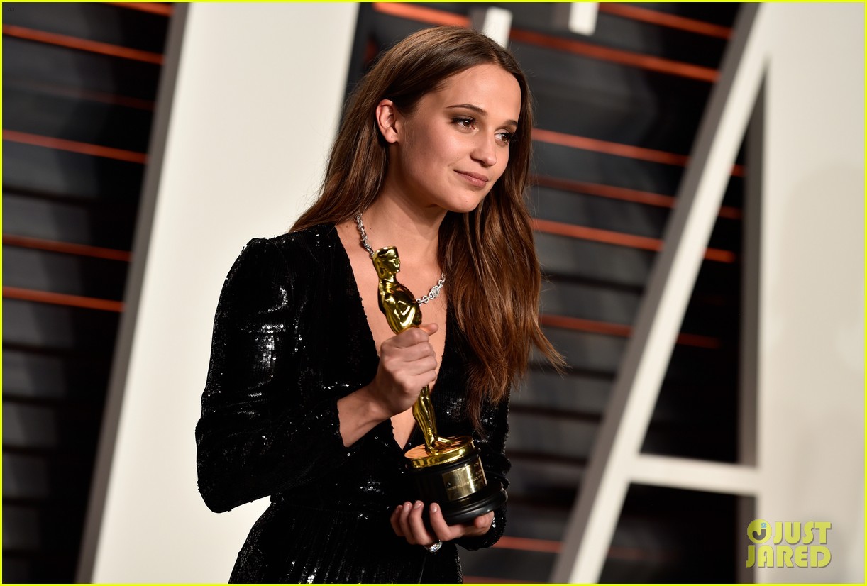 Brie Larson & Alicia Vikander Celebrate Their Big Wins At Vanity Fair