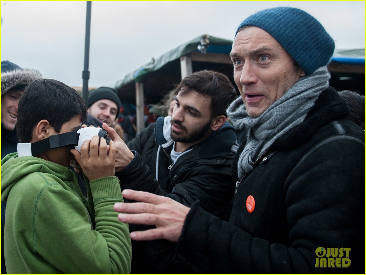 Jude Law Visits Jungle Refugee Camp in France Photo 3585977 Jude Law(01)