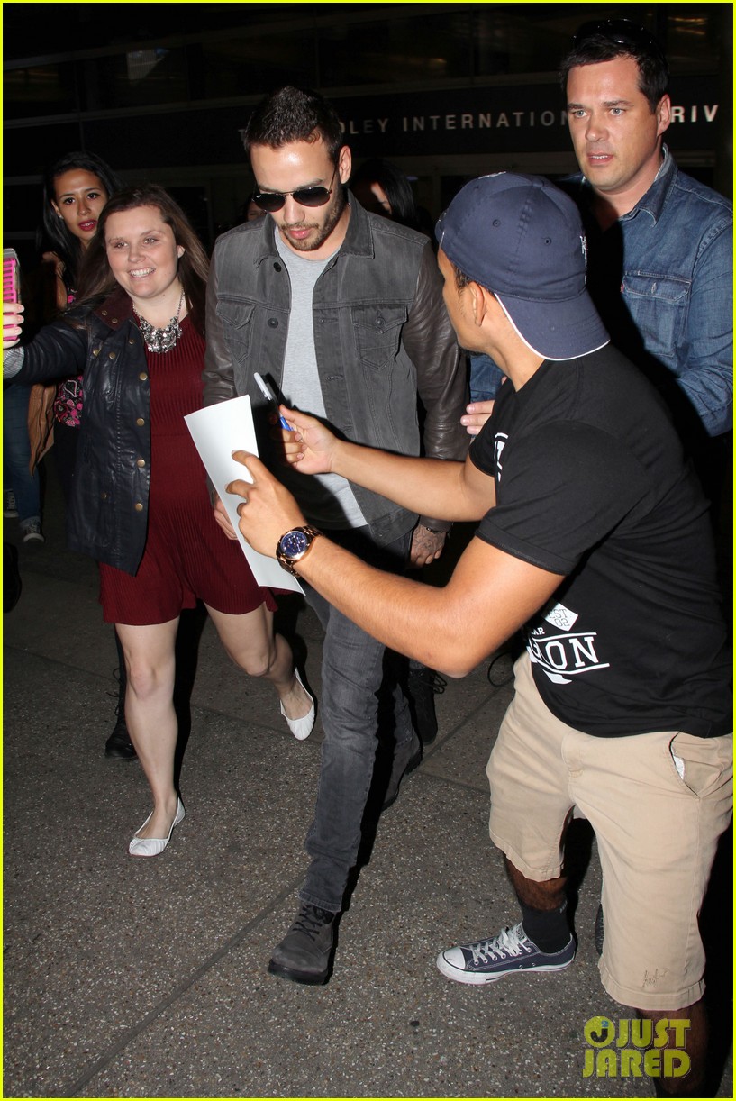 liam payne is bombareded by fans at airport 03