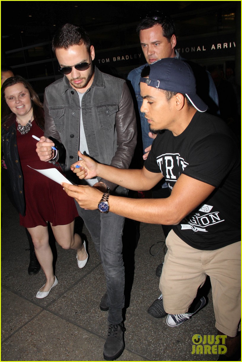 liam payne is bombareded by fans at airport 083583912