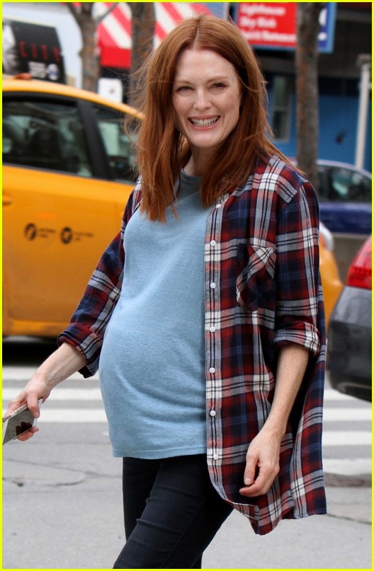 julianne moore sports a baby bump in nyc 033569176