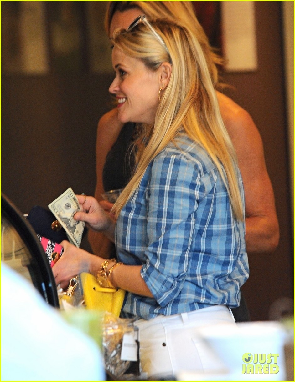 reeese witherspoon goes on shopping trip solo 043589537