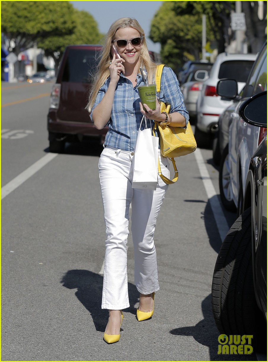reeese witherspoon goes on shopping trip solo 213589554