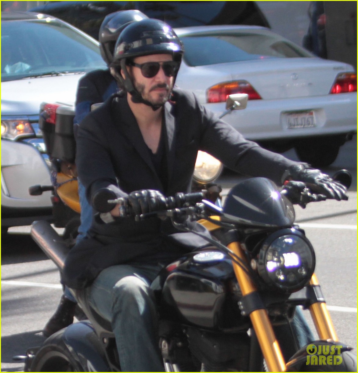 keanu reeves rides around on his moto 023589693