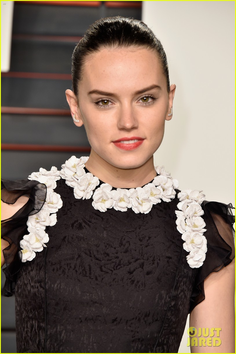 Daisy Ridley & Sophie Turner Switch Up Their Looks for Vanity Fair ...