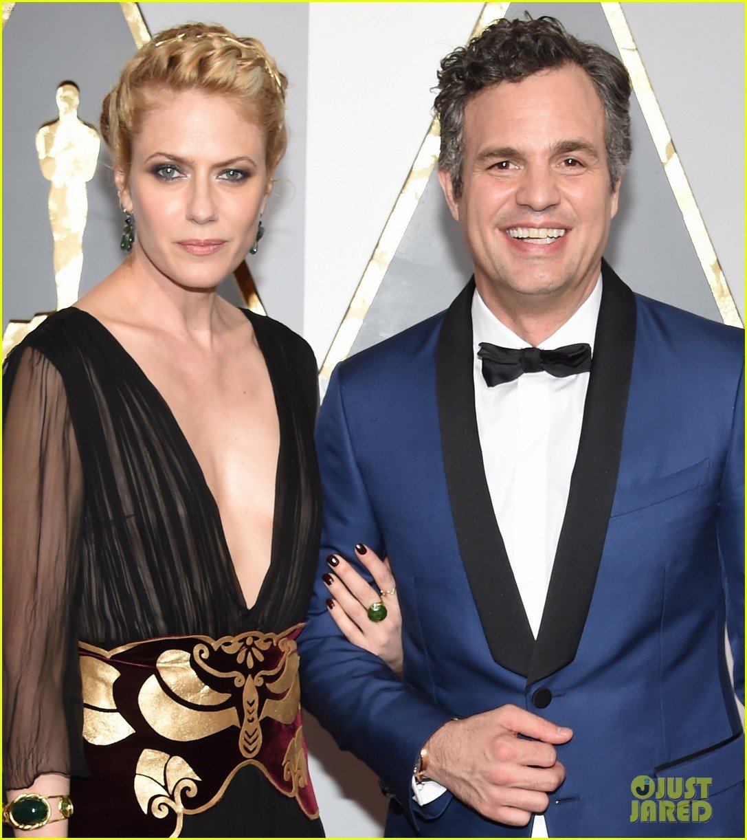 mark ruffalo hits oscars 2016 red carpet after attending sexual abuse protest 023592319