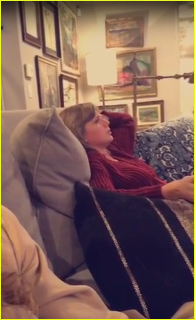 taylor swift sings along to grease live with gigi hadid 033566280
