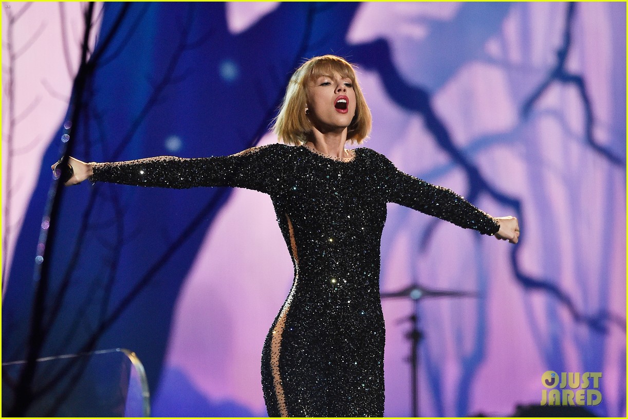 taylor swift out of woods grammys 2016 performance 083579610