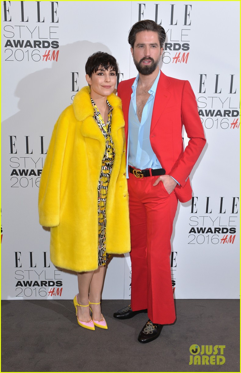 liv tyler cradles growing baby bump at elle style awards 05
