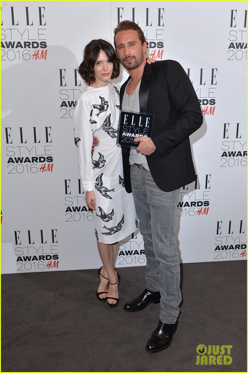 liv tyler cradles growing baby bump at elle style awards 22