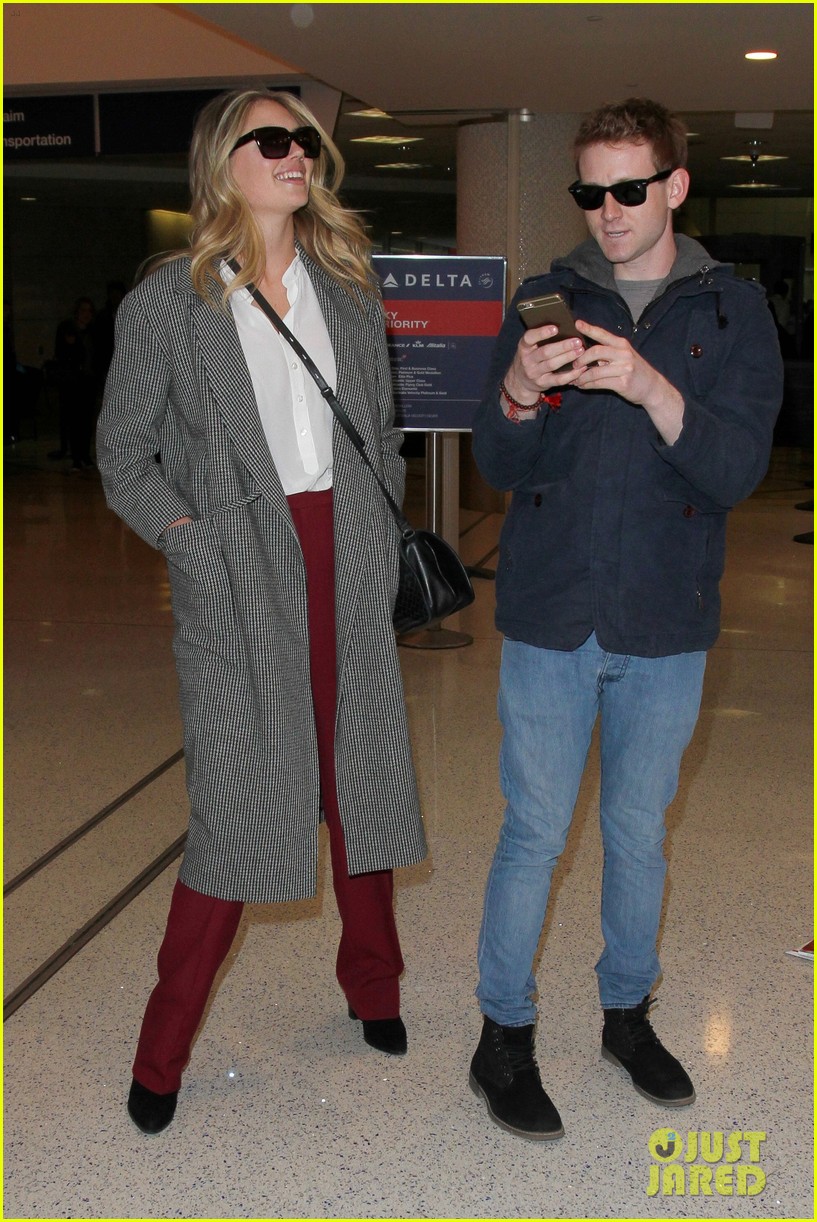kate upton arrives at airport 10