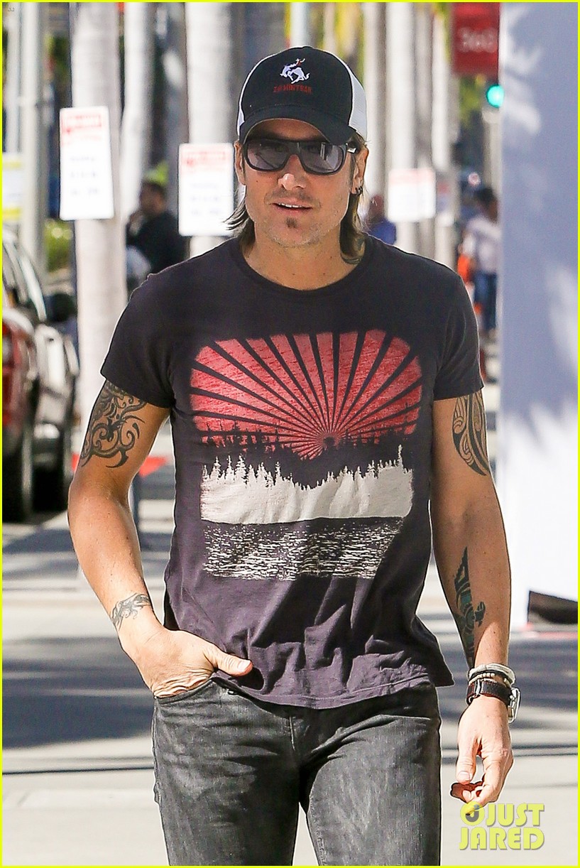 keith urban shops for jewelry ahead of valentines day 063577033