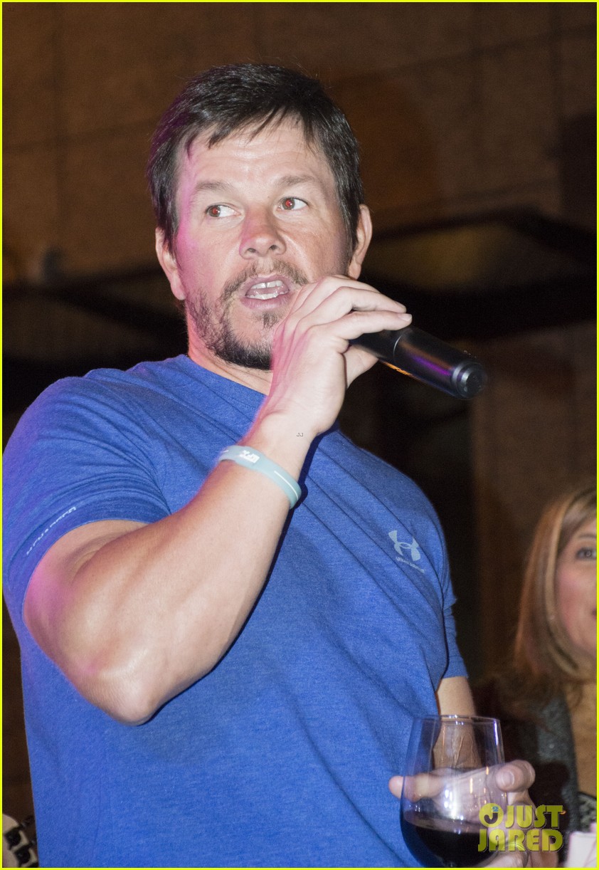 mark wahlberg opens a wahlburgers in orlando 133584168