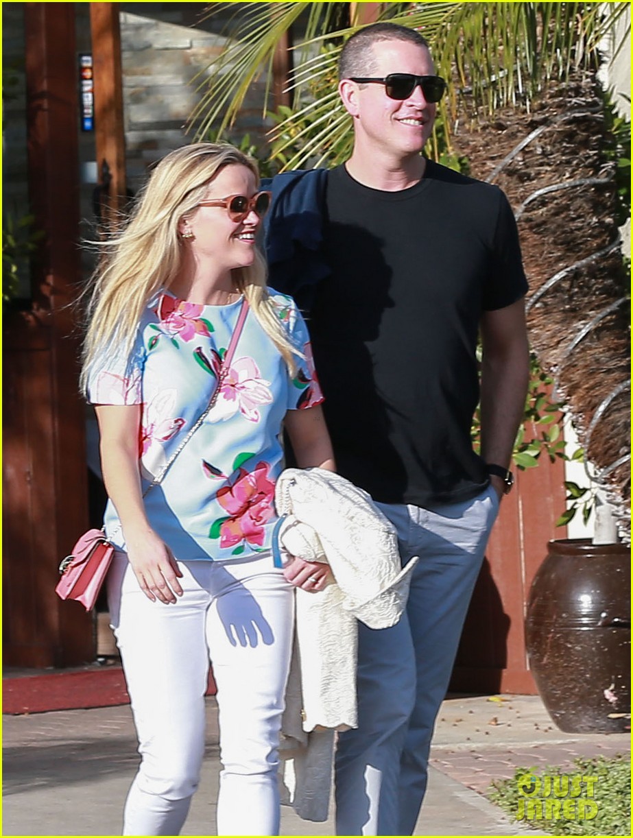 Reese Witherspoon & Jim Toth Celebrate Valentine's Day at Romantic(02)