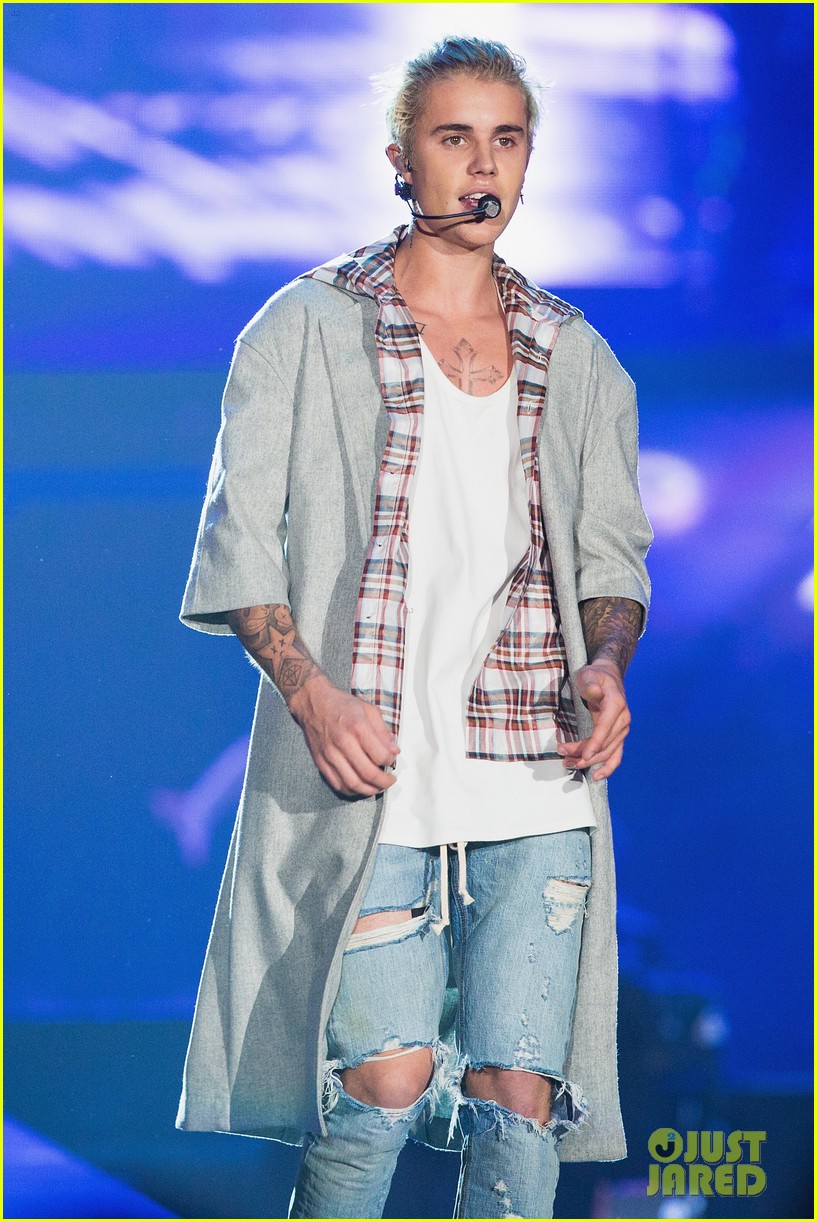 justin bieber debuts new song insecurities on tour 123605735