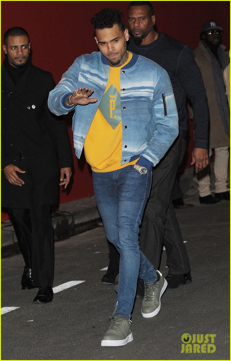 chris brown rocks cool casual looks during pfw 013600886