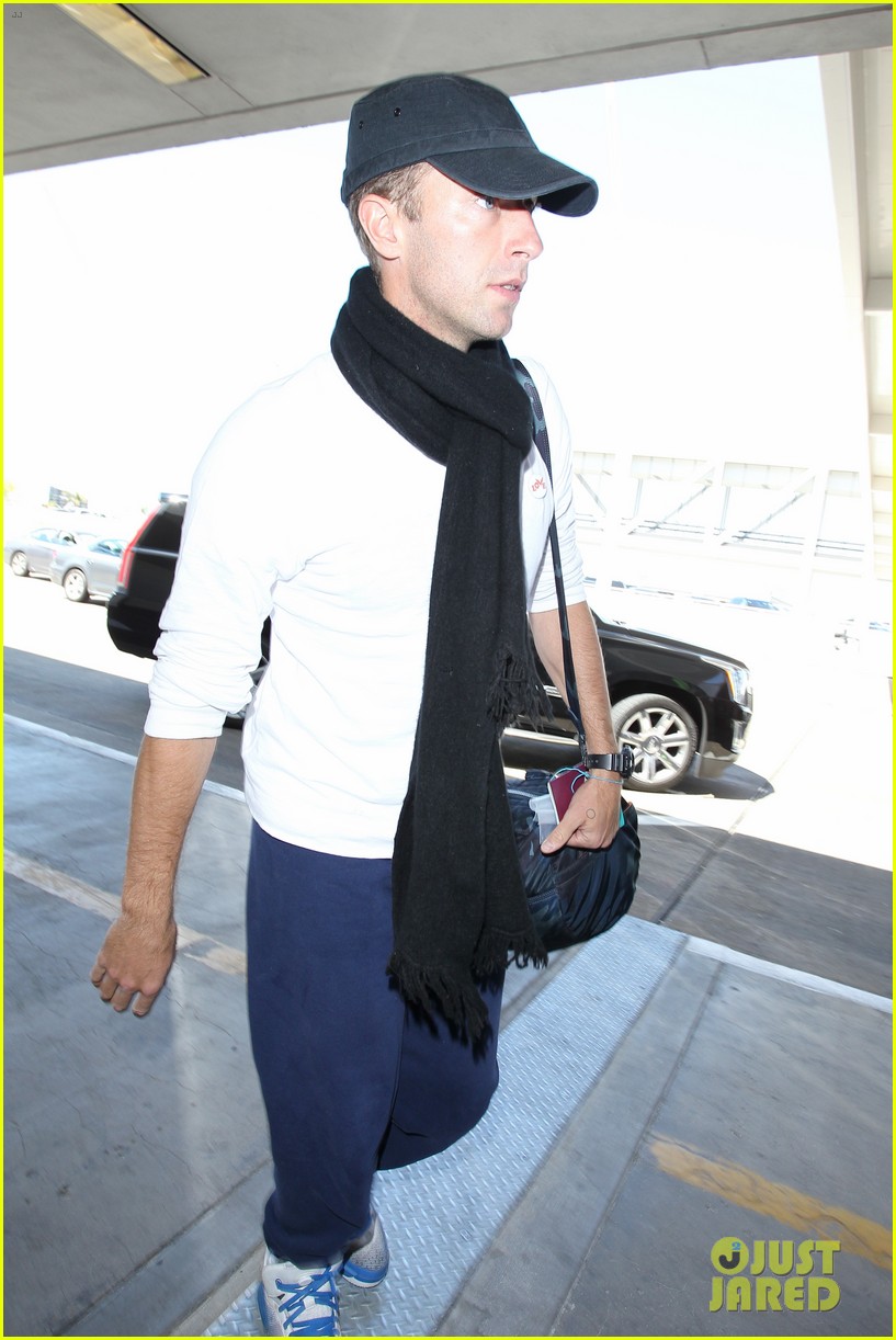 chris martin steps out after signing divorce papers 08