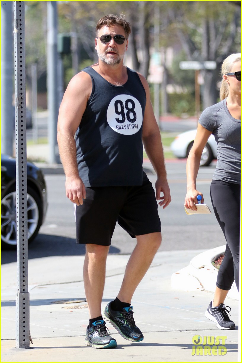 russell crowe shows off his 52 pound weight loss 033608441