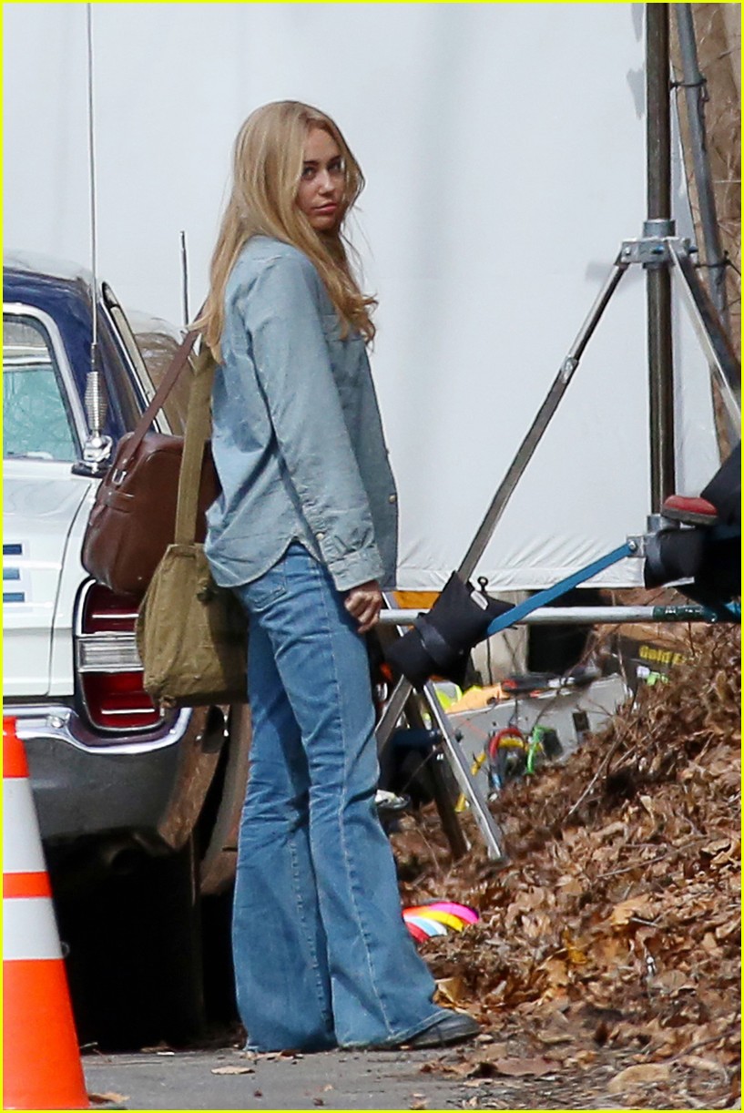 miley cyrus continues filming woody allen project 043607366