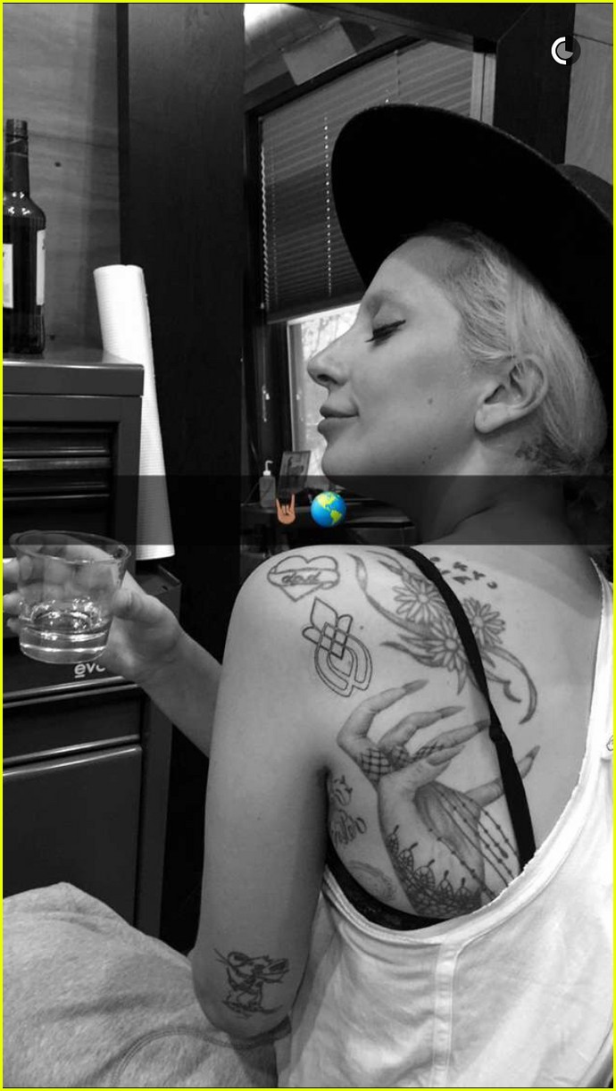 lady gaga gets tattoo with survivors from oscars performance 033597267