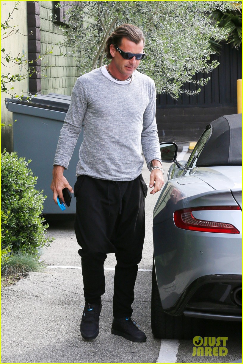 gavin rossdale steps out after news of nannys pregnancy 01