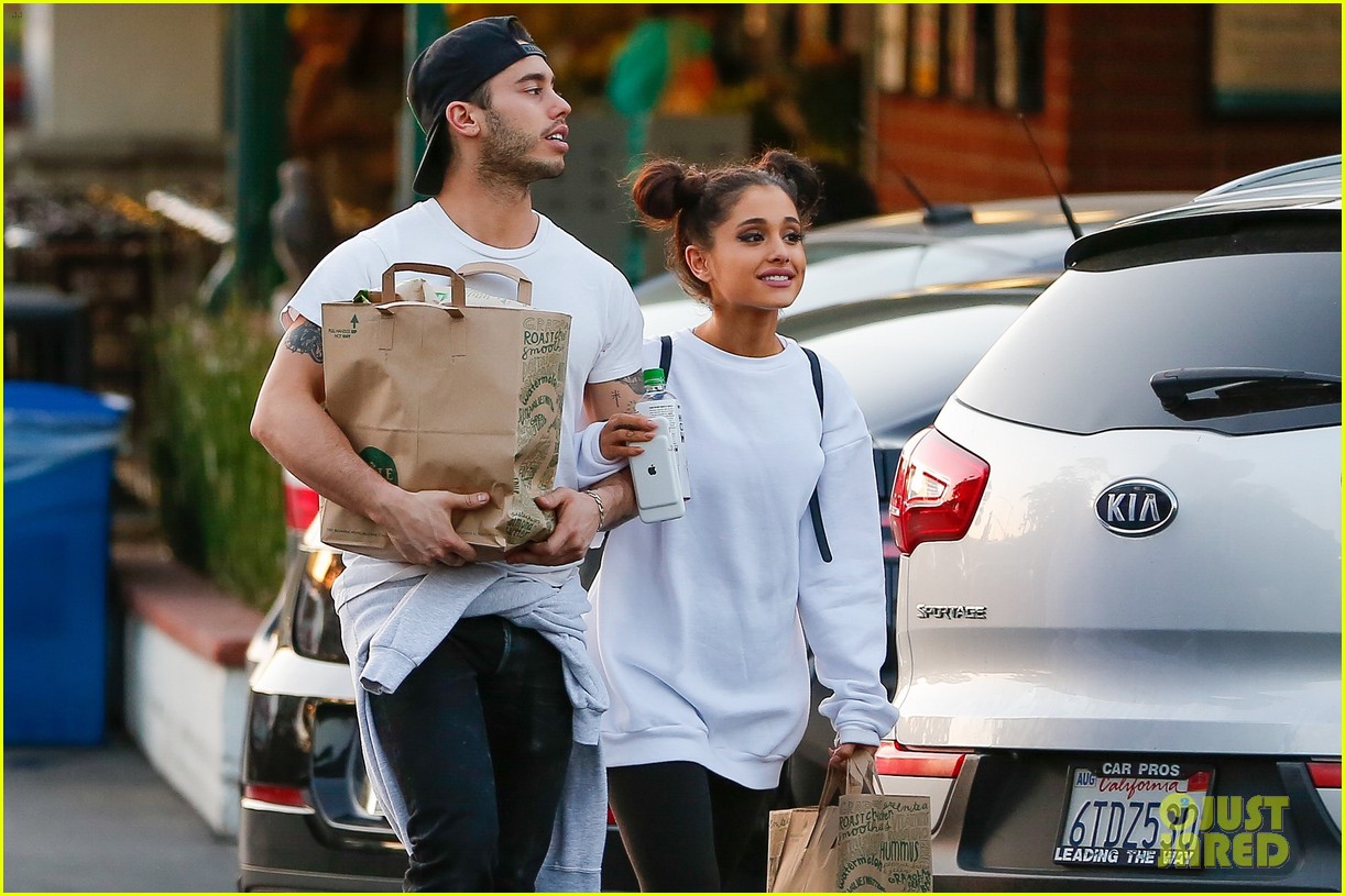 ariana grande boyfriend ricky alvarez hold hands grocery shopping 27