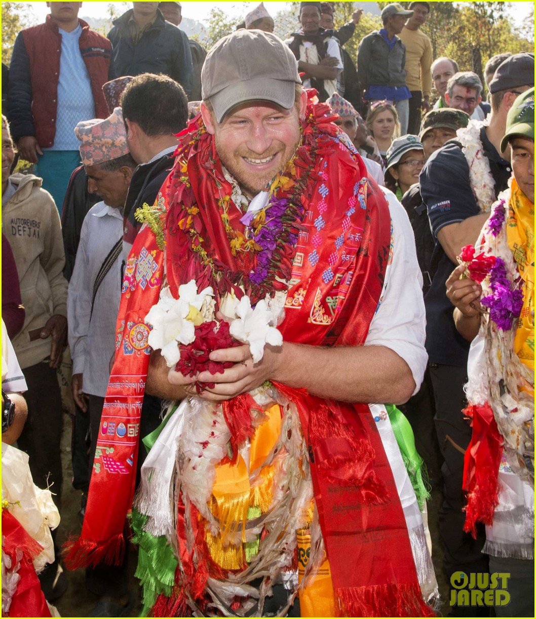 prince harry celebrates holi festival in nepal 12