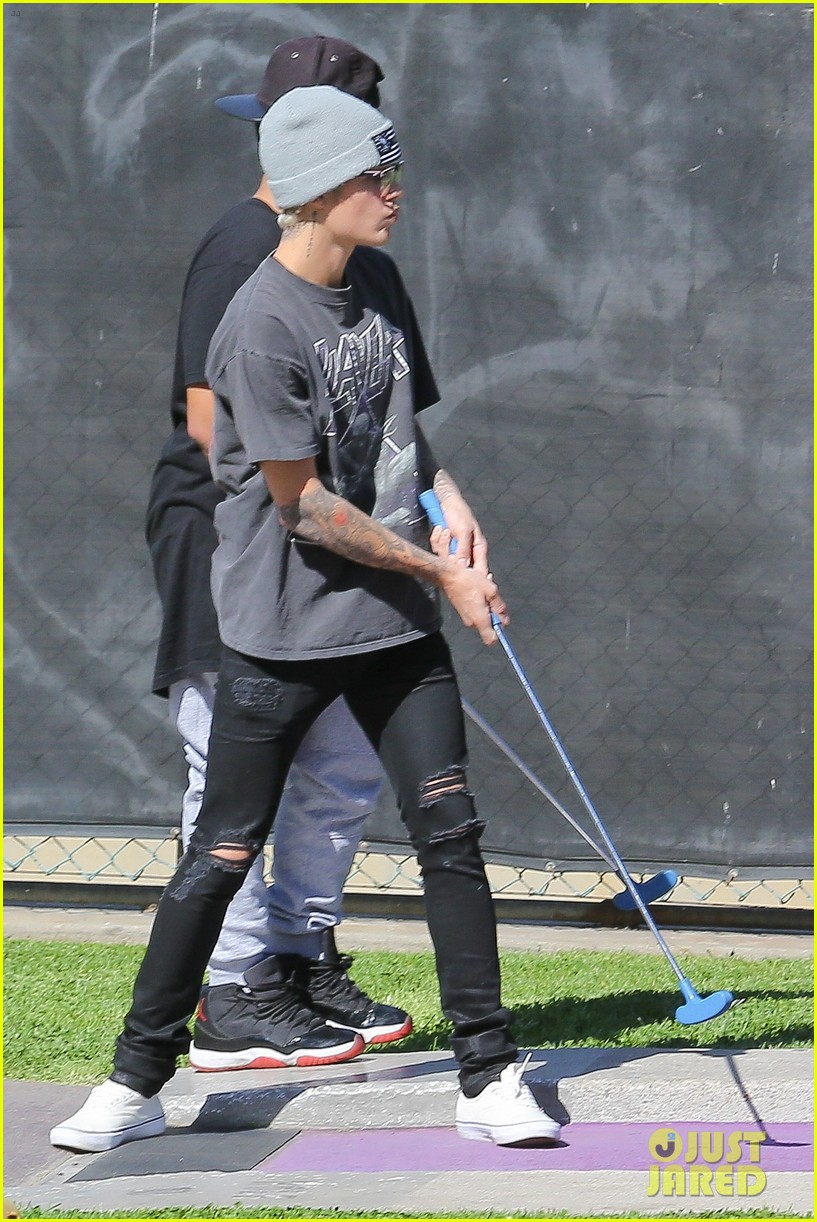 justin bieber plays a morning game of mini golf 093612597